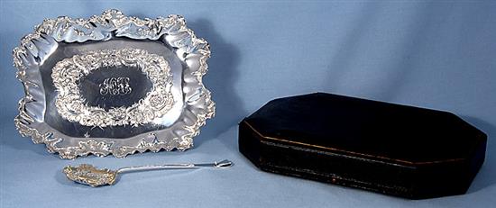 A cased late Victorian silver fruit set, by Rupert Favell, length 280mm, weight 12.5oz/390grms